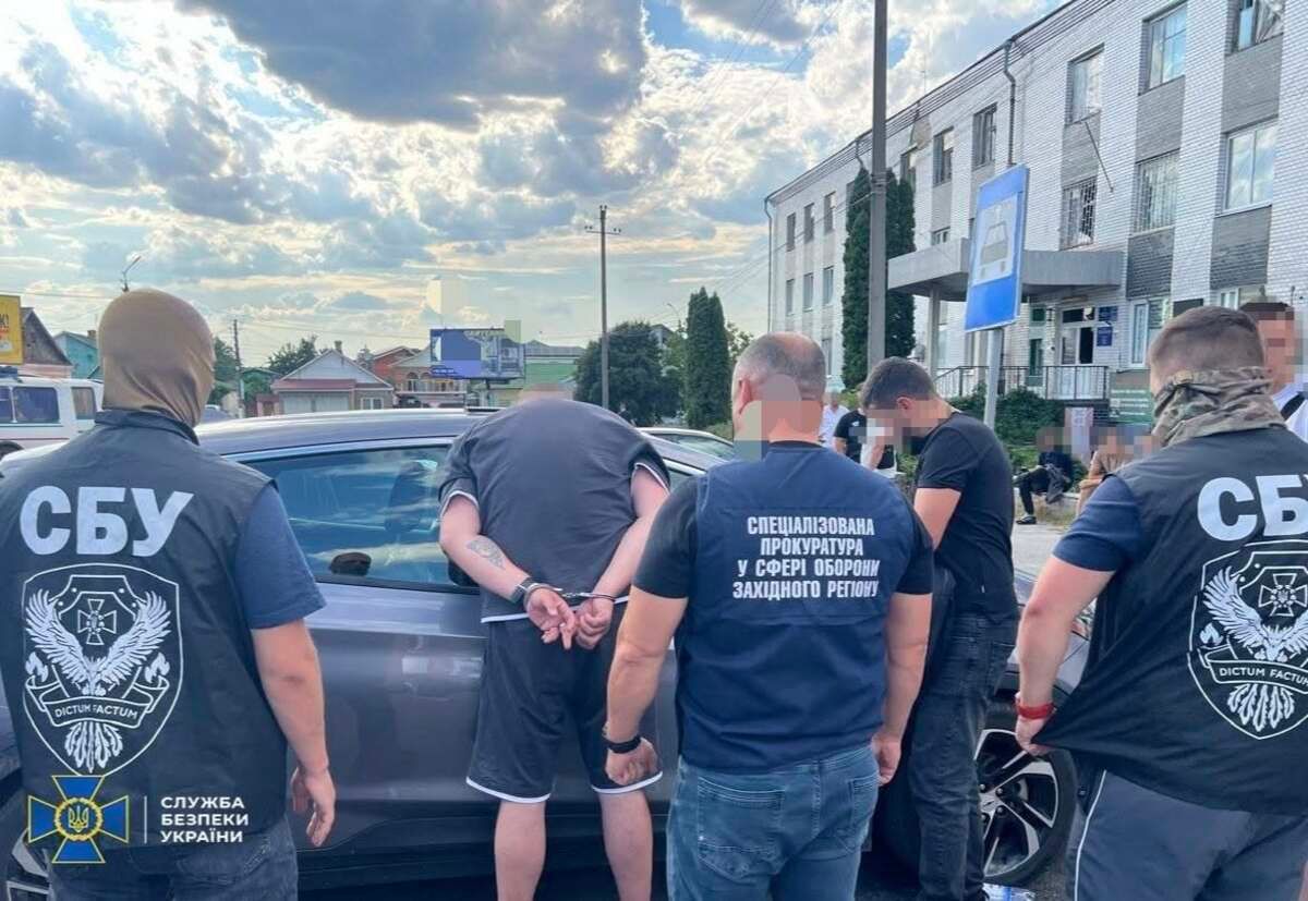 Працівника ТЦК на Хмельниччині викрили на продажі тилових посад за 7 тис. доларів