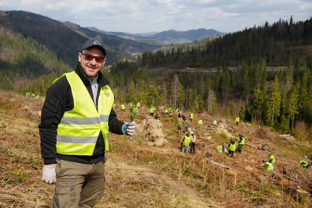 Висадка дерев у Славській громаді в межах квітневого GORO Reforest Day