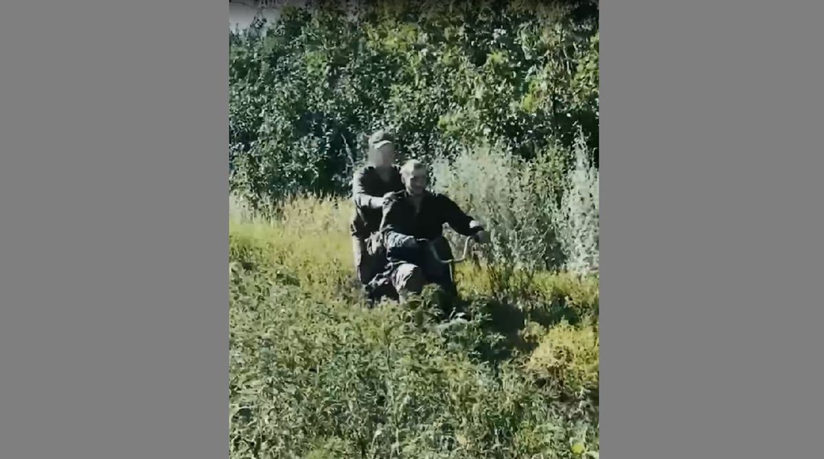 Полонені росіяни 25 кілометрів тягнули пораненого українського військового 