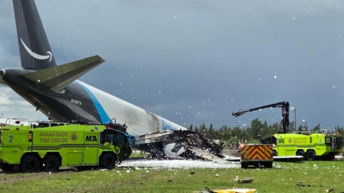 У Маямі вантажний літак Amazon влетів у стоянку за злітно-посадковою смугою, є загиблі