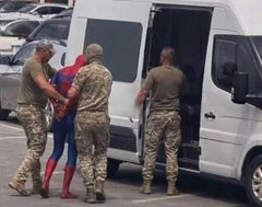 Волинський ТЦК спростував інформацію про мобілізацію чоловіка у костюмі людини-павука