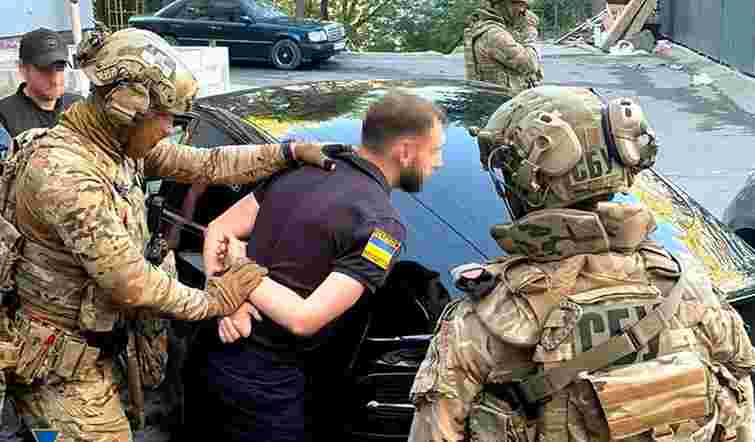 Митник із Тернополя за 5 тис. доларів влаштовував ухилянтів до навчальних закладів