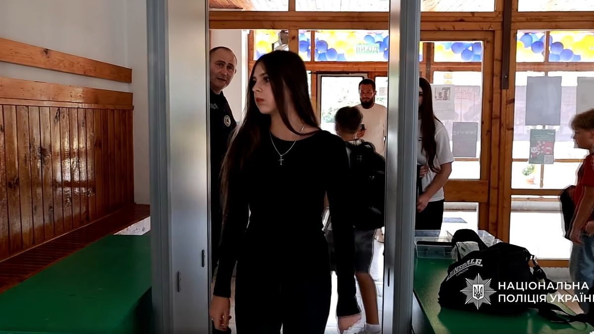 У 15 ліцеях Прикарпаття встановили аркові металодетектори