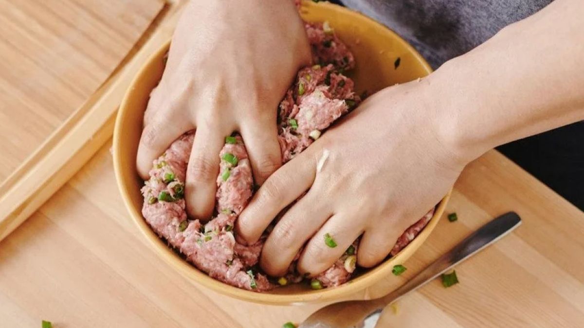 Курячий фарш буде соковитим: 3 інгредієнти, які врятують сухе філе