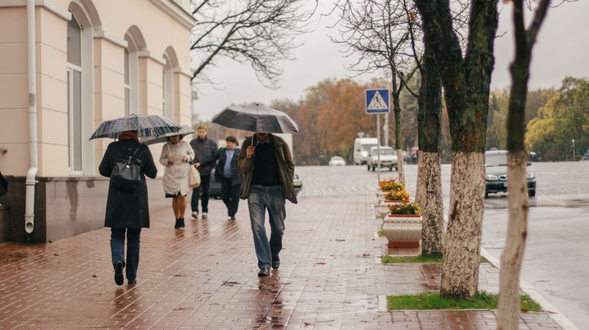 Різке похолодання: синоптики назвали області, де очікувати лише +16°C вдень