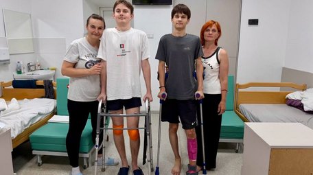 Травматологи Львова прооперували двох підлітків з переломами після важкої ДТП на мотоциклі