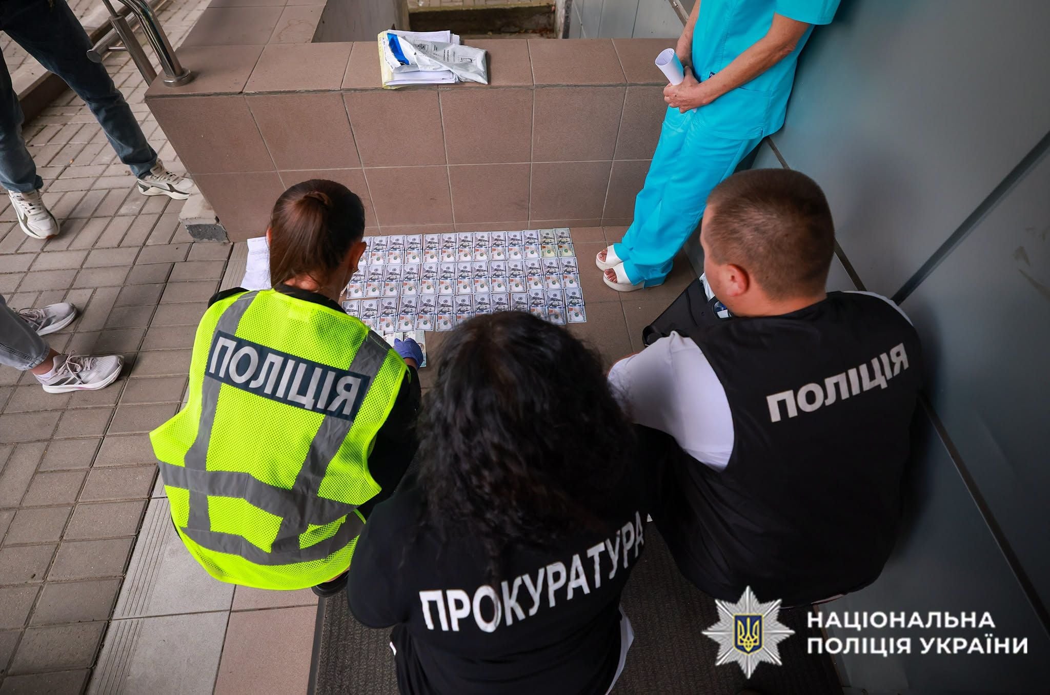 Підозрювану затримали одразу після отримання хабаря (фото поліції)