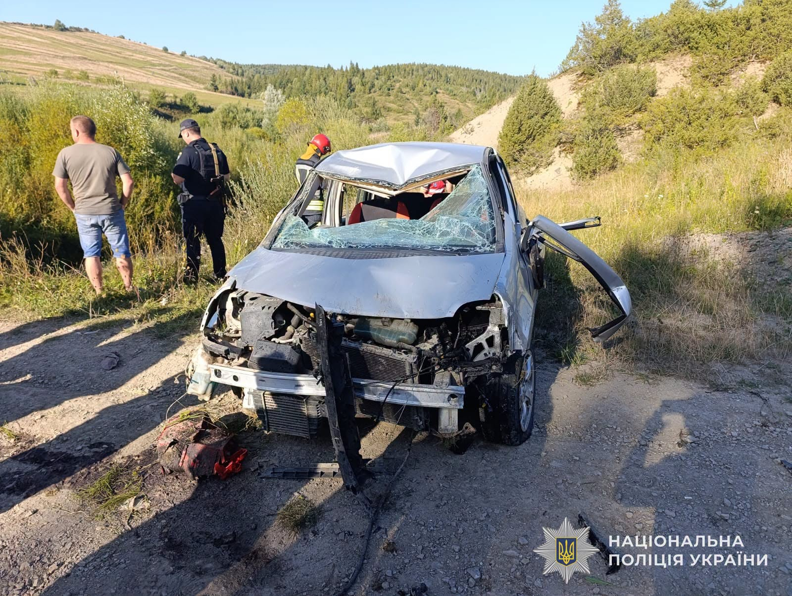 Автомобіль Renault Modus перекинувся після виїзду за межі дороги / Фото поліції Львівщини