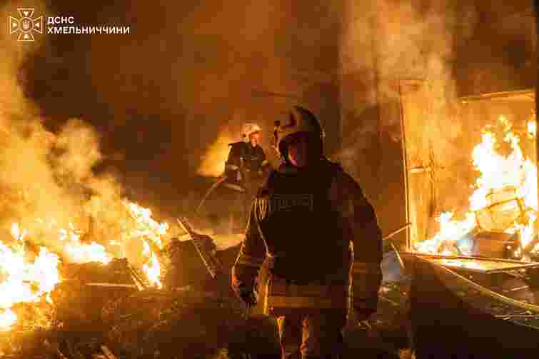 У Хмельницькому через падіння уламків БпЛА загорівся ринок, пʼятеро травмованих