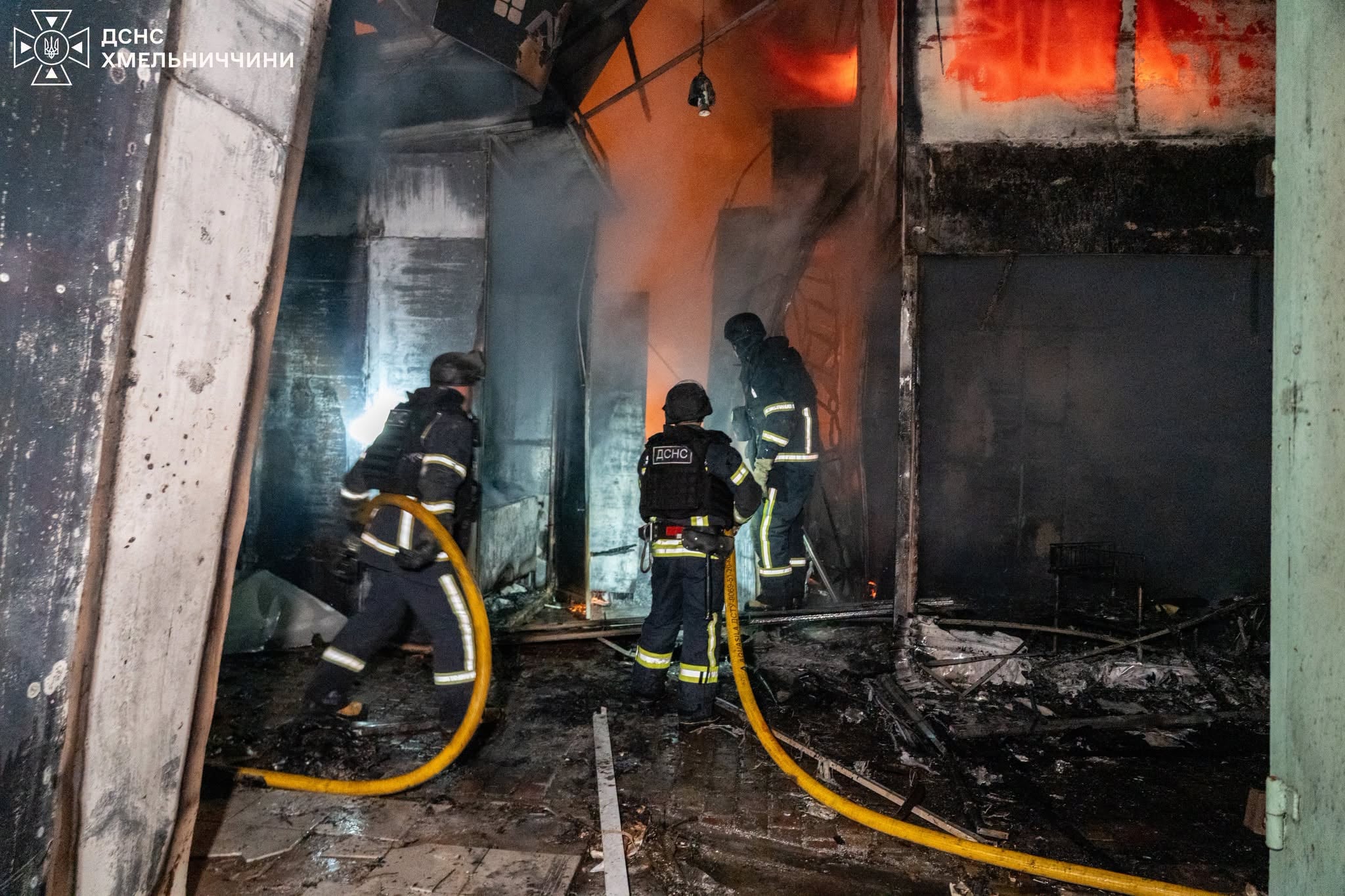 Пожежа виникла на місцевому ринку в Хмельницькому (фото рятувальників)