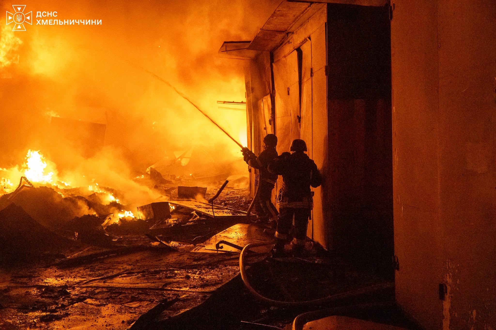 Пожежа виникла на місцевому ринку в Хмельницькому (фото рятувальників)