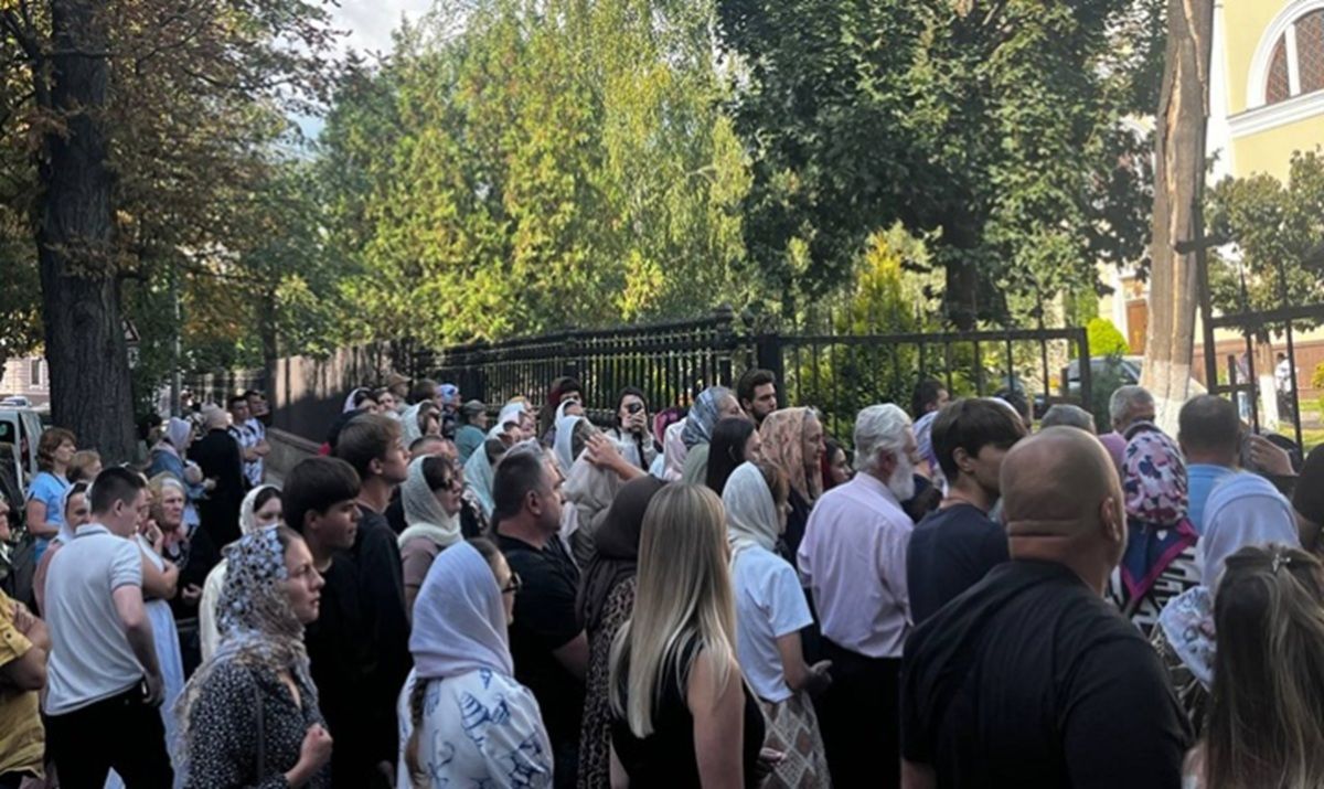У Чернівцях прихильники УПЦ МП перешкоджали виконавчій службі передати собор ПЦУ
