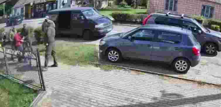 У Волинському ТЦК повідомили, що «бусифікованою дитиною» на відео виявився 30-річний чоловік
