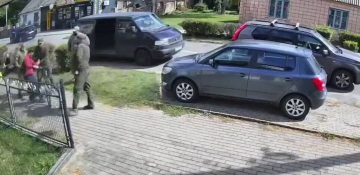У Волинському ТЦК повідомили, що «бусифікованою дитиною» на відео виявився 30-річний чоловік