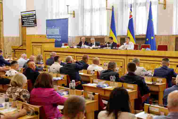 Закарпатська облрада закликала уряд дозволити виїзд за кордон депутатам з 60 років