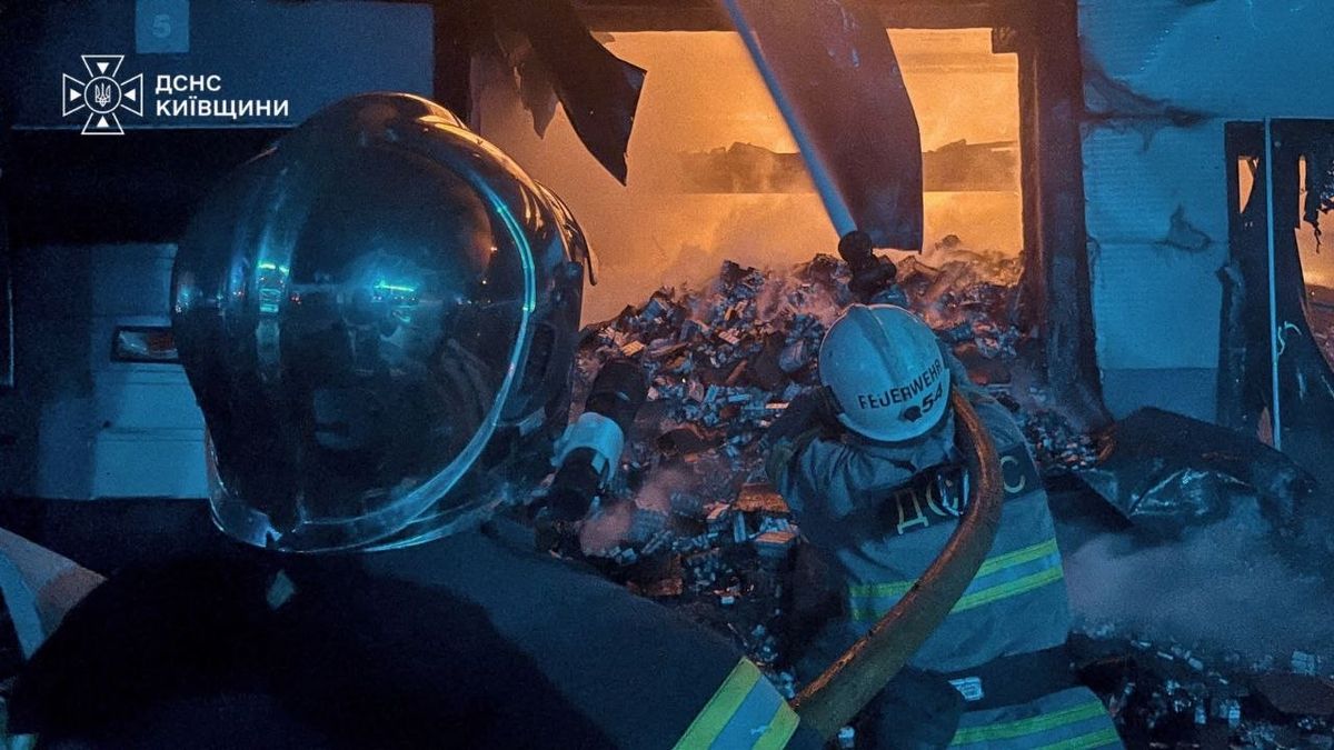 Під Києвом рятувальники продовжують гасити пожежу на складі