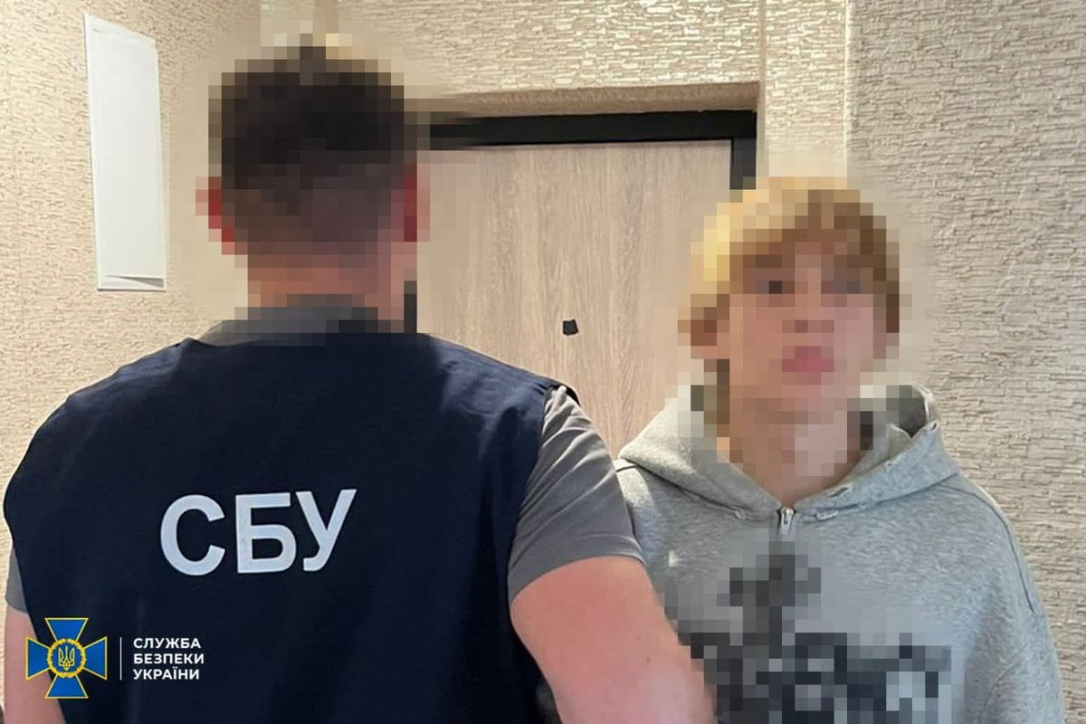 19-річного жителя Славути викрили на наведенні російських ударів на військові обʼєкти