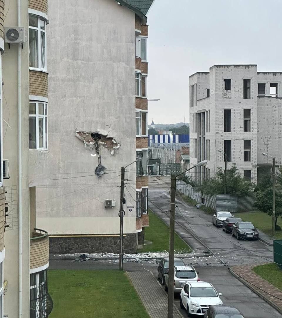 У Стрию пошкоджено багатоповерхівку внаслідок атаки дрона / Фото з телеграм-каналів