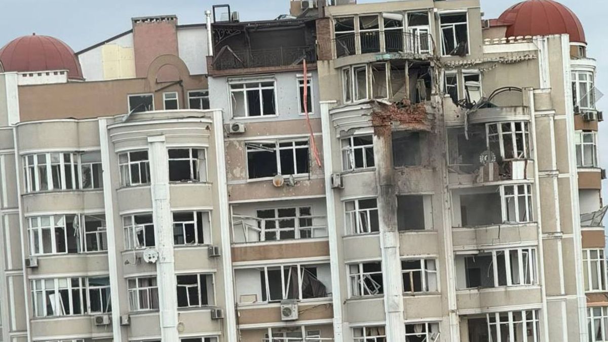 Росіяни масовано атакували житлову забудову Одеси, є десятки поранених 
