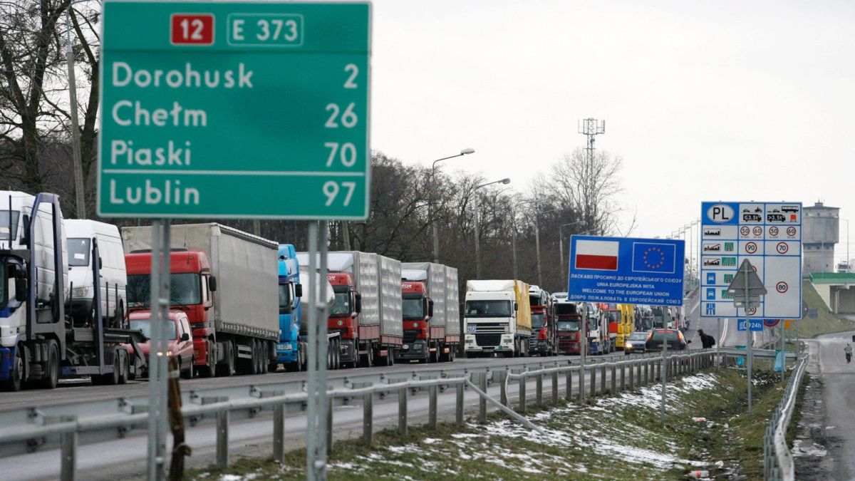  Польща хоче пришвидшити пропуск транспорту на кордоні з Україною на тлі атак РФ 