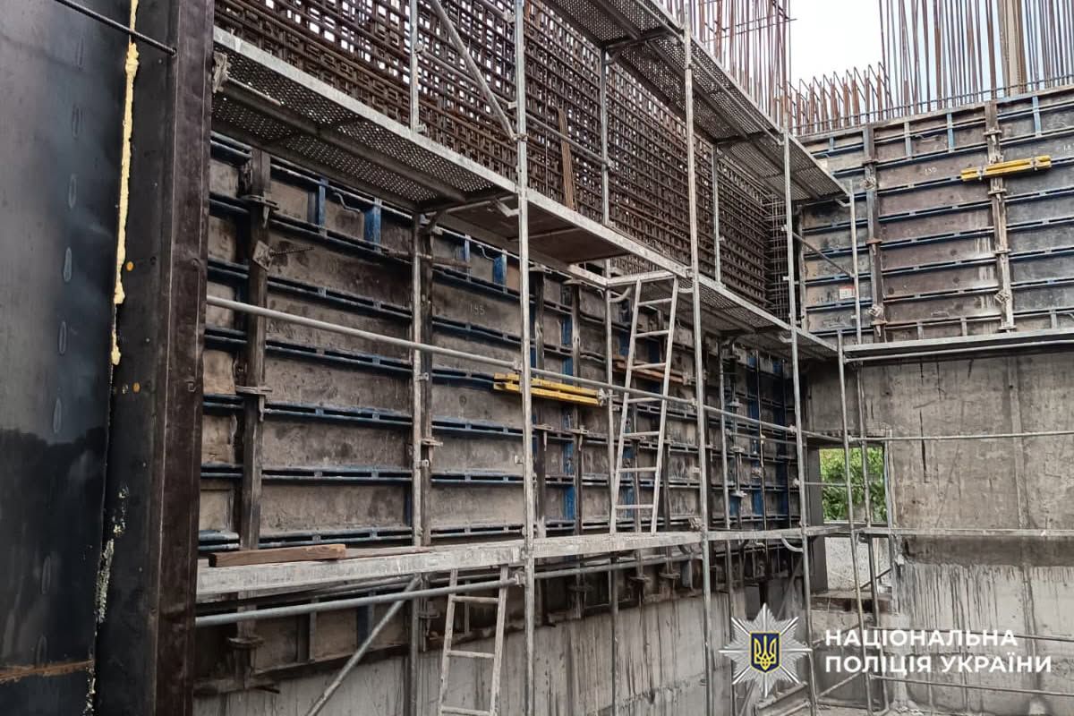 На будівництві у Славуті внаслідок падіння загинув 69-річний працівник 