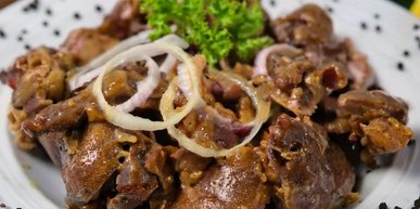 Салат із курячими сердечками та маринованою цибулею. Рецепт дня