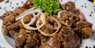 Салат із курячими сердечками та маринованою цибулею. Рецепт дня