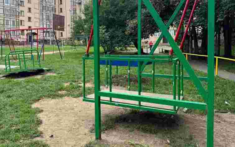 Сквери та дитячі майданчики в Чернівцях оброблять від кліщів