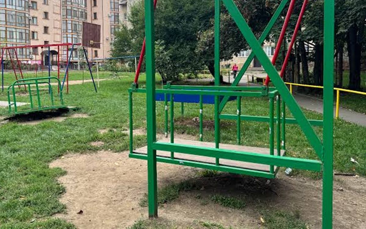 Сквери та дитячі майданчики в Чернівцях оброблять від кліщів