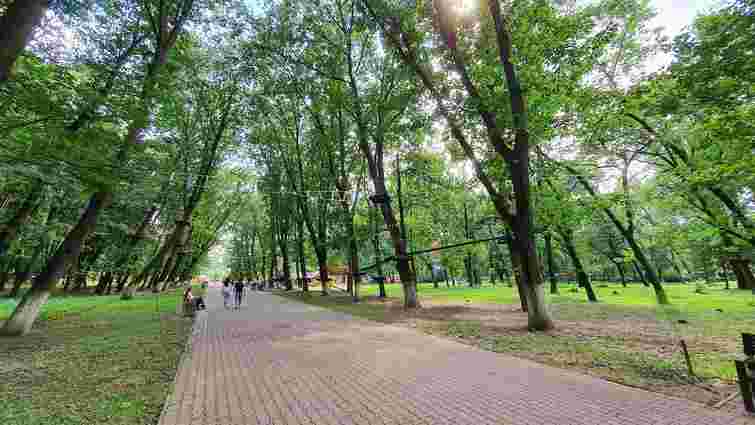 В Ужгороді заборонили їздити на велосипедах та електросамокатах алеями Боздоського парку