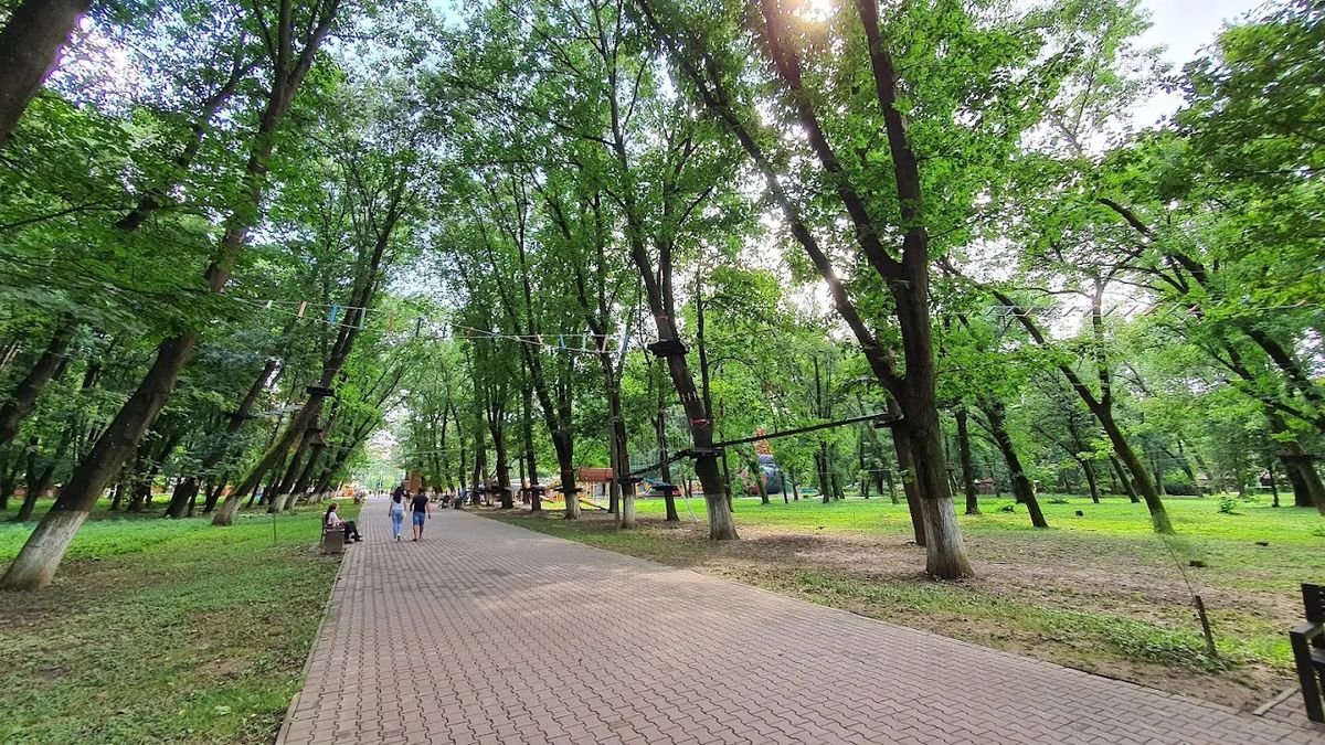 В Ужгороді заборонили їздити на велосипедах та електросамокатах алеями Боздоського парку