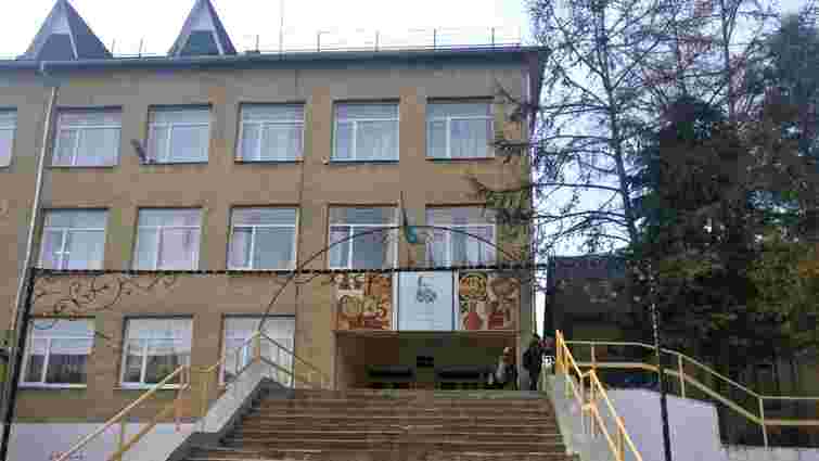 Депутатку Ужгородської райради підозрюють у фіктивному працевлаштуванні чоловіків до ліцею