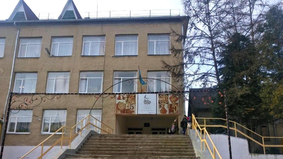 Депутатку Ужгородської райради підозрюють у фіктивному працевлаштуванні чоловіків до ліцею
