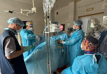 Чернівецькі лікарі через розріз 4 мм витягнули кораловидні камені з нирок пацієнта