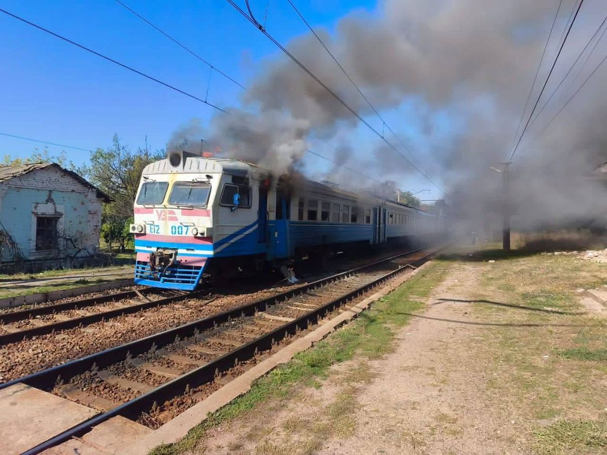 Росіяни вдарили по приміському поїзду на Харківщині, є загиблий та поранені