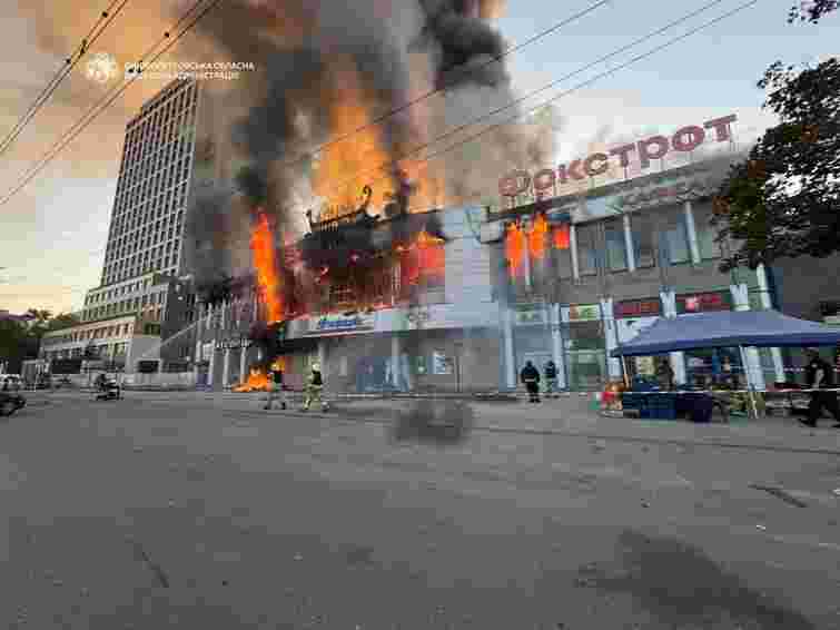 Росіяни вдарили по торгівельному центрі у Дніпрі, є поранені