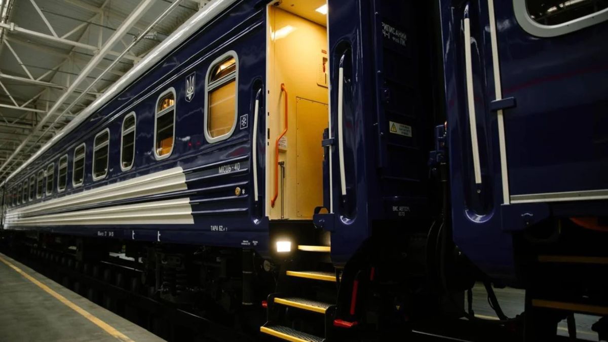 Низка поїздів до західних регіонів затримується на понад 10 годин через російські атаки