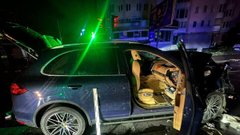 П'яний водій Porsche у Тернополі тікав від поліції і в'їхав у бус, восьмеро постраждалих