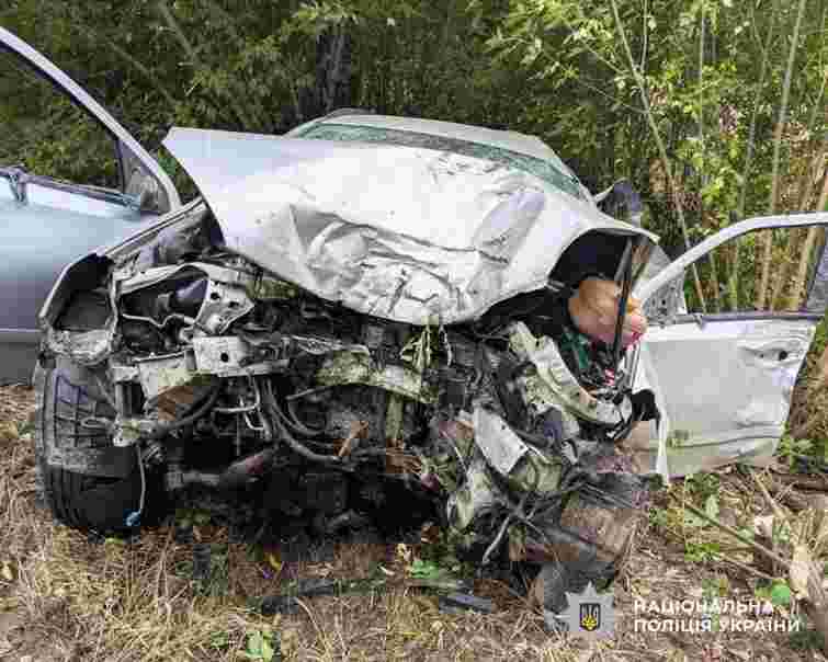 Водій Opel врізався у дерево на Рівненщині, загинули двоє пасажирів 