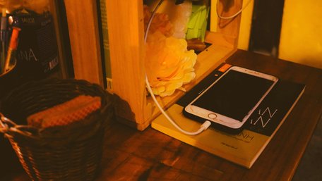 Не всі це знають: чи можна залишати смартфон на зарядці до ранку