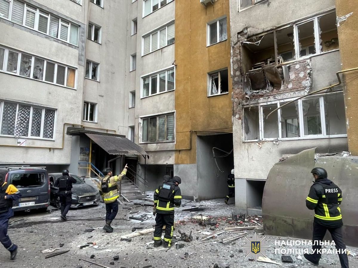 Російський БпЛА влучив у багатоповерхівку в Хмельницькому 