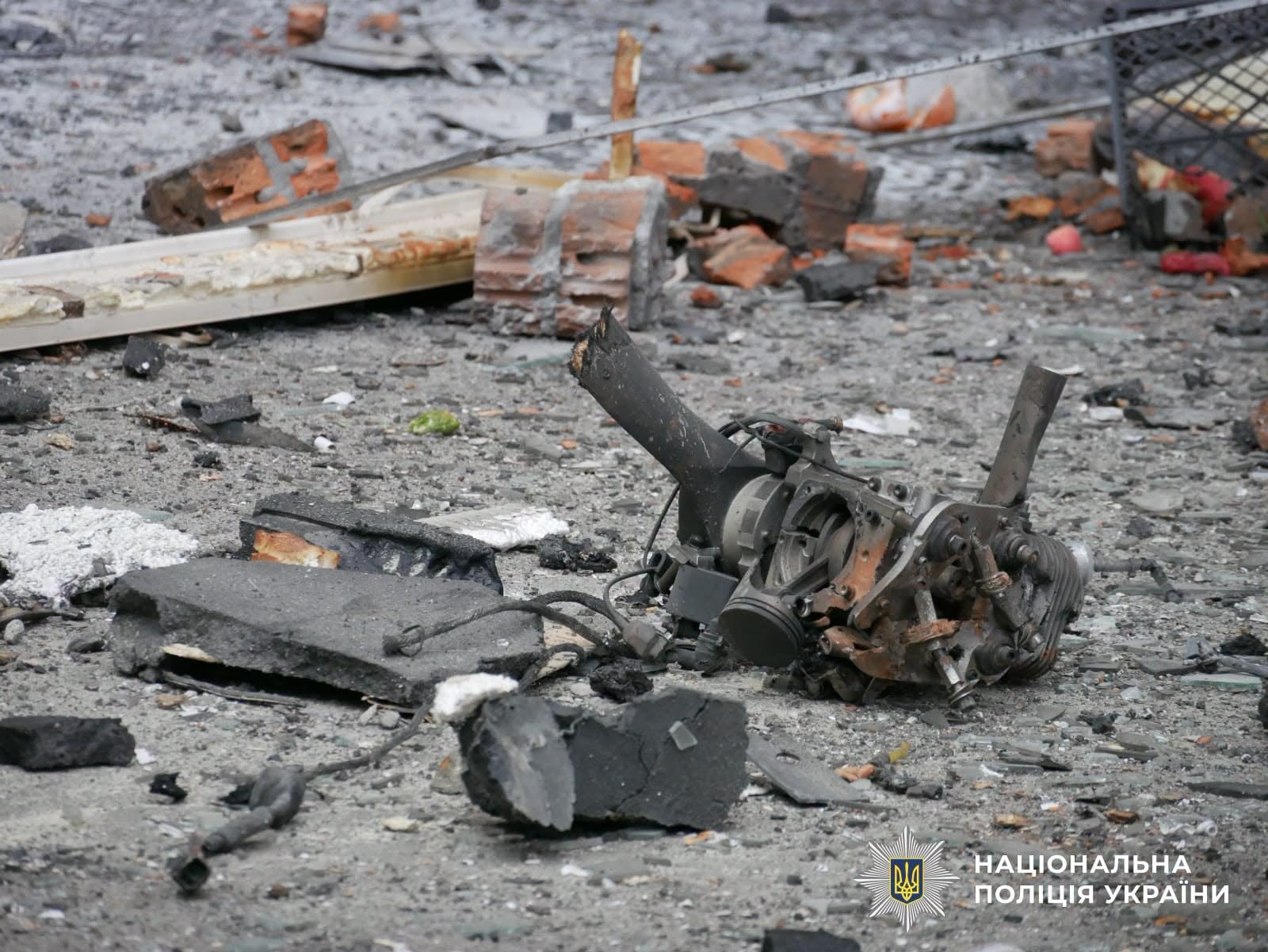 Пошкоджений внаслідок ворожої атаки будинок (фото поліції)
