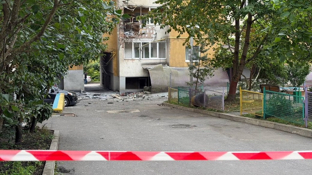 Пошкоджений внаслідок ворожої атаки будинок (фото Суспільного)