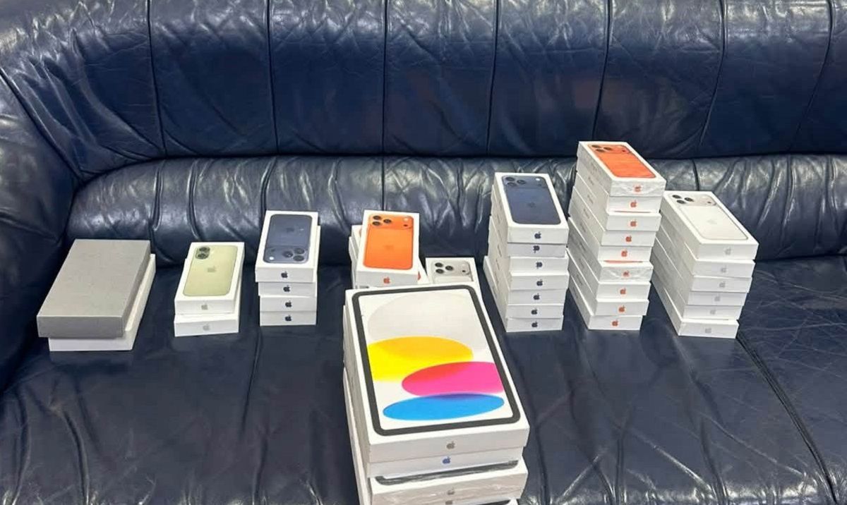 Львівські митники вилучили в рейсовому автобусі контрабанду Apple на 2,4 млн грн