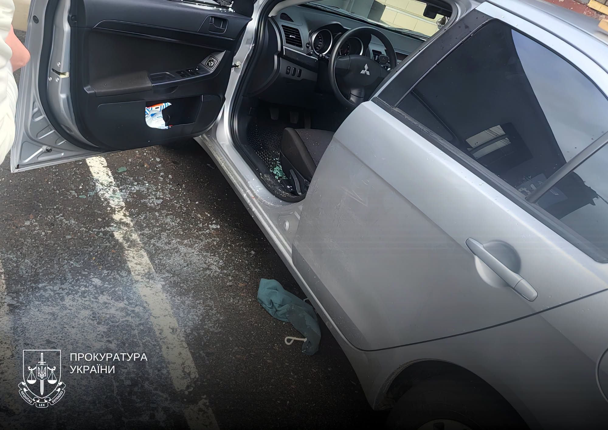 Пошкоджене внаслідок сутички авто потерпілого (фото спецпрокуратури)