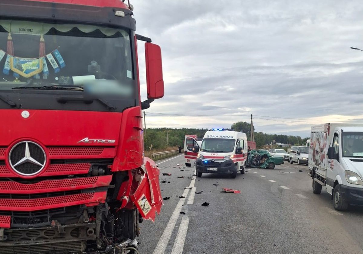 На Буковині ВАЗ врізався у фуру, загинули водій та пасажир легковика