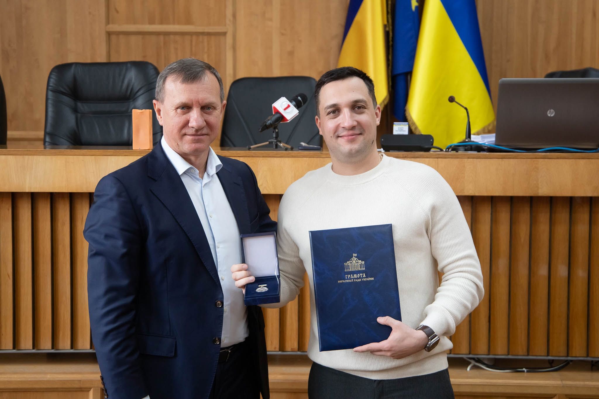 У 2024 році Віталія Смірнова (справа на фото) нагородили грамотою Верховної Ради