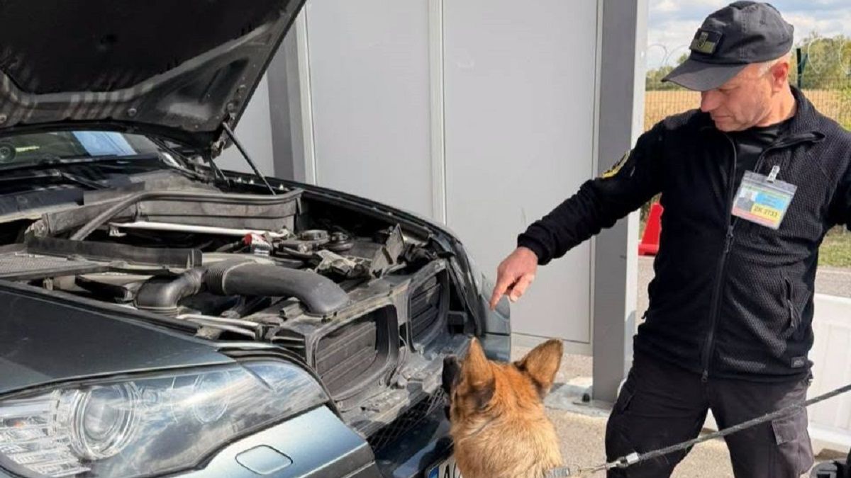 Митники вилучили у закарпатки BMW Х6 за сховані 1600 пачок сигарет