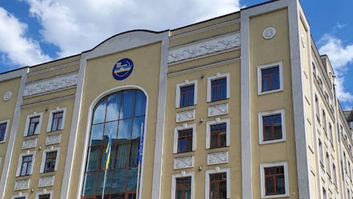 Російський дрон влучив у будівлю Вищої ради правосуддя в Києві, є постраждалі