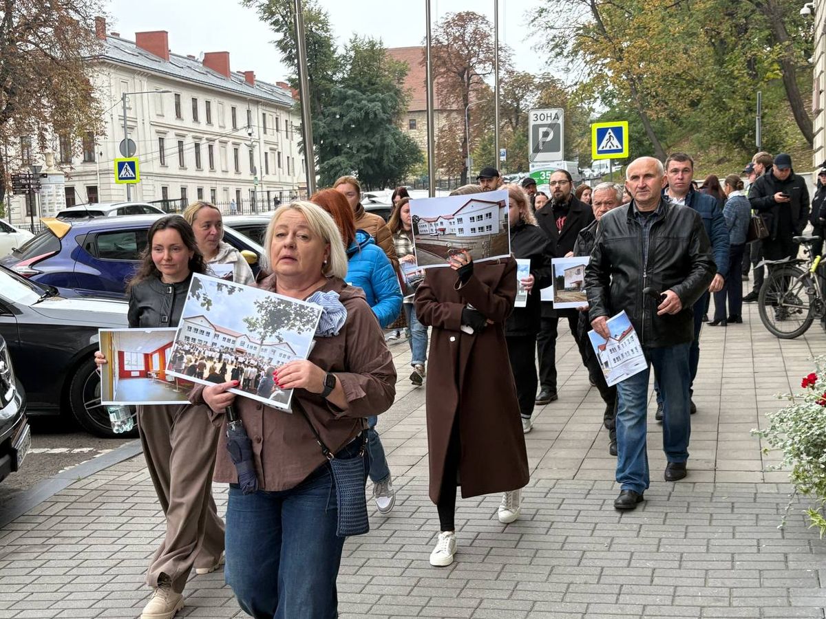 Батьки та вчителі школи у Брюховичах вийшли на пікет під Львівську ОВА